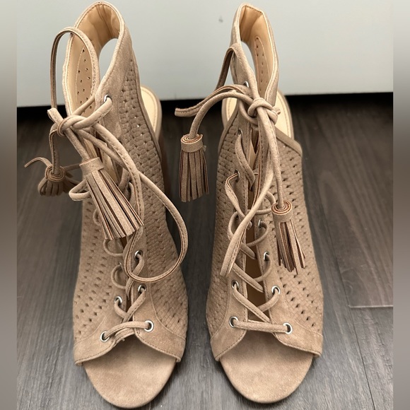 Suede Jessica Simpson Lace up heels - Picture 4 of 4